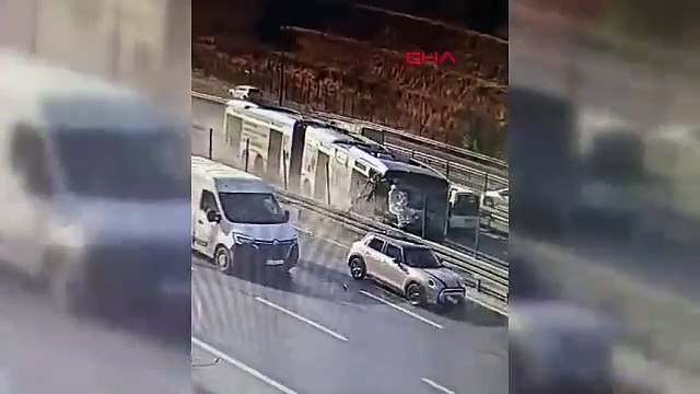 Küçükçekmece'de metrobüs kazasının yeni görüntüleri ortaya çıktı