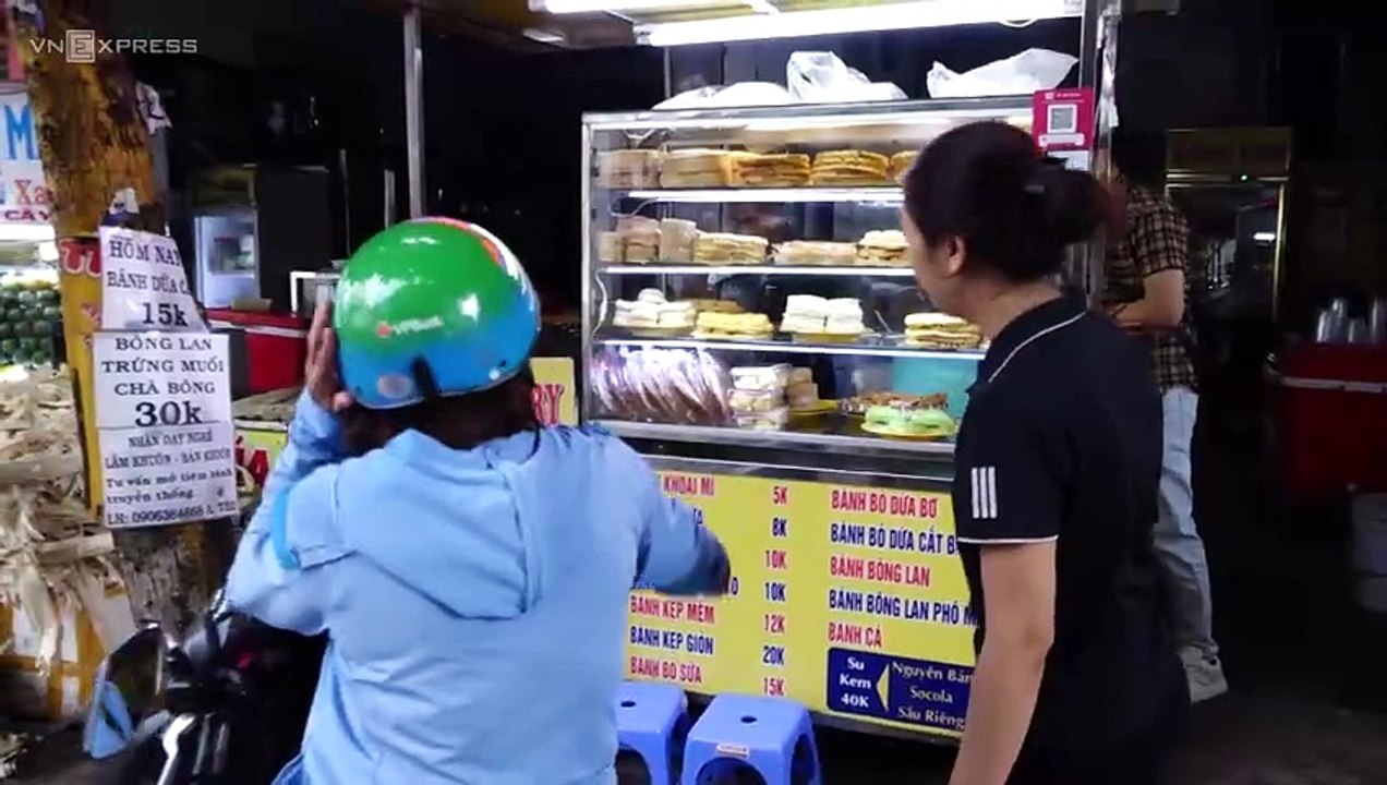 Chàng trai múa dao nướng bánh