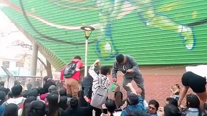 ​Descontrol en un punto de empadronamiento masivo: la gente saltó la malla de protección del recinto