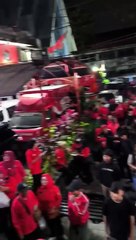 Para Pendukung Sedang  Menanti Kedatangan Anies Baswedan- Ono Calon gubernur Provinsi Jawa Barat di DPD PDI PERJUANGAN PROPINSI JABAR.