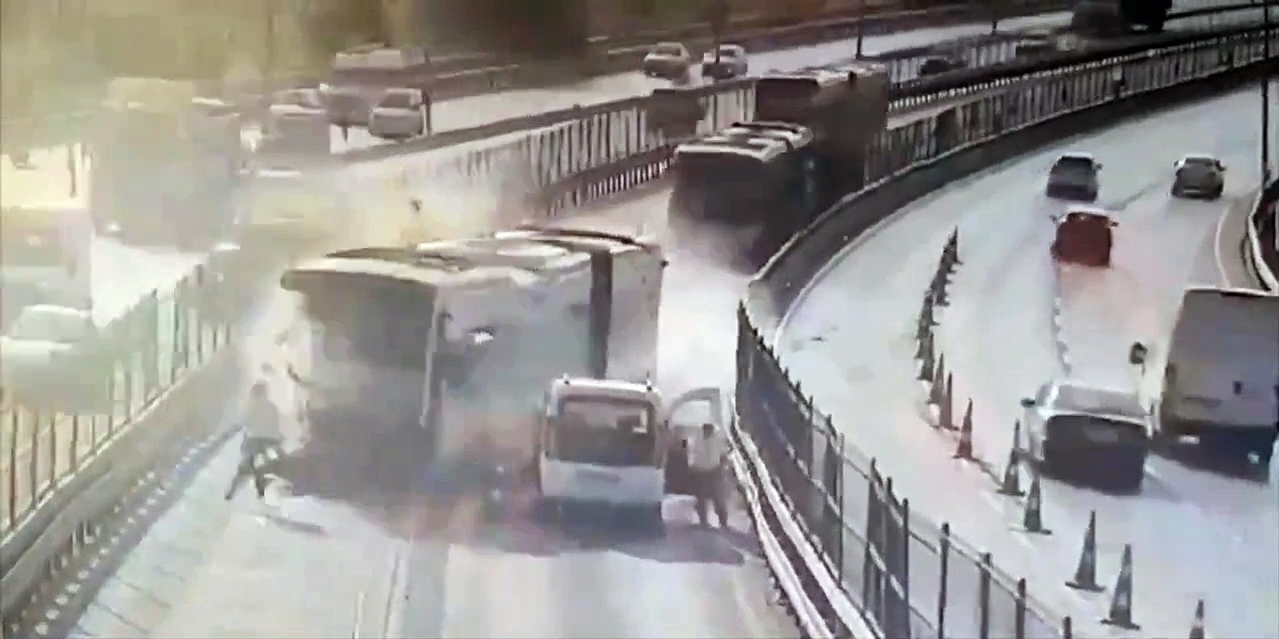 شاهد لحظة وقوع حادث مروع بإسطنبول.. فيديو