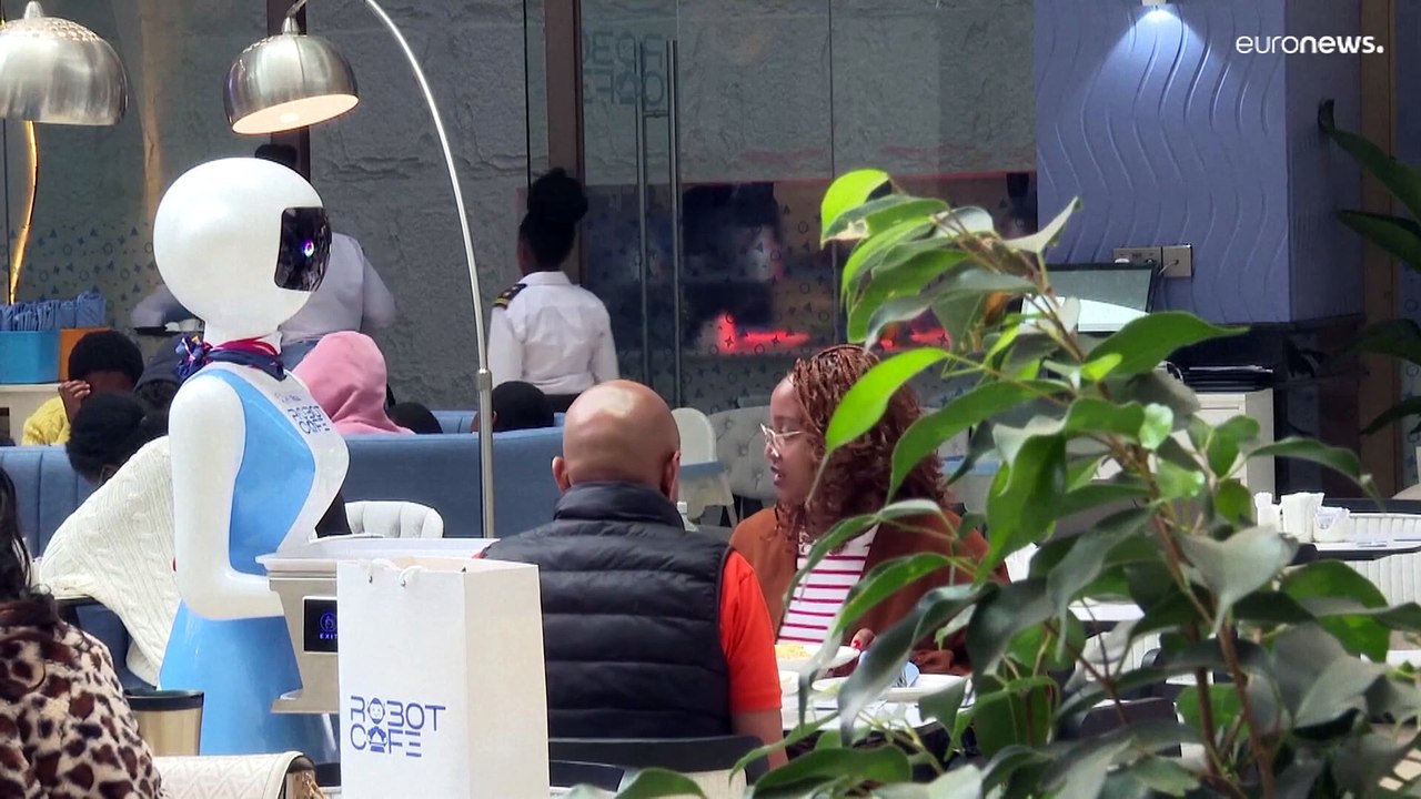 تعرف على نادين وكلير: روبوتات تقدم الطعام والشراب في مقهى فاخر بنيروبي