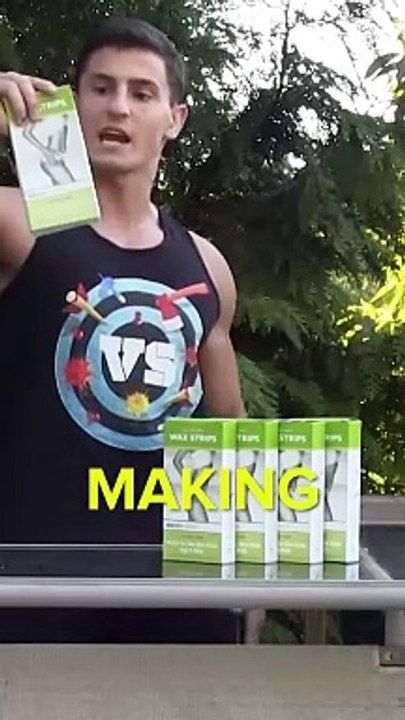 Un homme s'enlève tous les poils du corps avec 240 bandes de cires