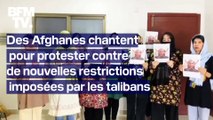 Des Afghanes chantent pour protester contre une nouvelle loi interdisant aux femmes de faire entendre leur voix en public