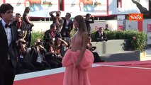 Clara sul red carpet in un romantico abito rosa con sensuali trasparenze sul corpetto