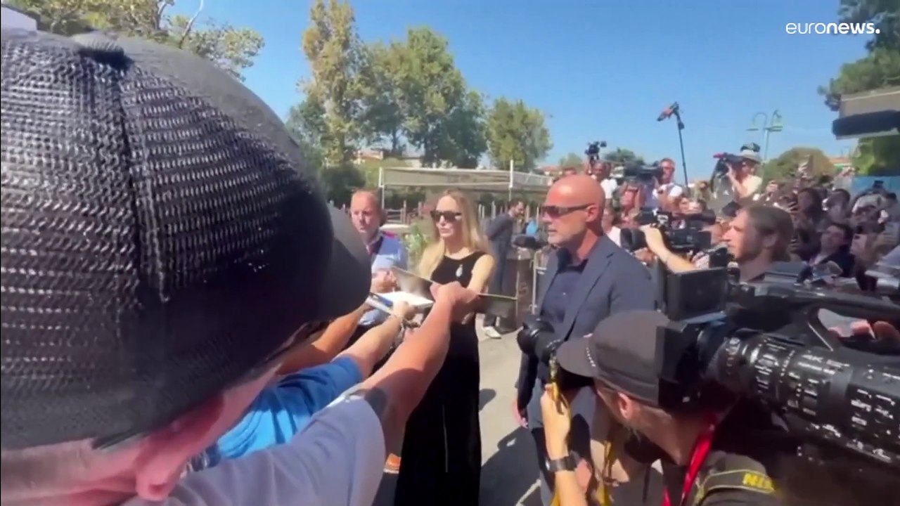 أنجلينا جولي تعبر عن قلقها من الغناء في فيلم "ماريا" قبل ساعات من عرضه في مهرجان البندقية