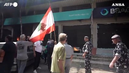 Libano, cittadini assaltano banche a Beirut