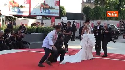 Venezia 81, Taylor Russell sul red carpet con uno strepitoso abito total white di Chanel