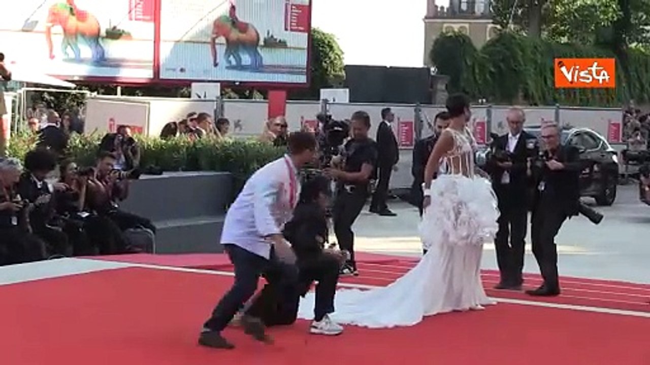 Venezia 81, Taylor Russell sul red carpet con uno strepitoso abito total white di Chanel