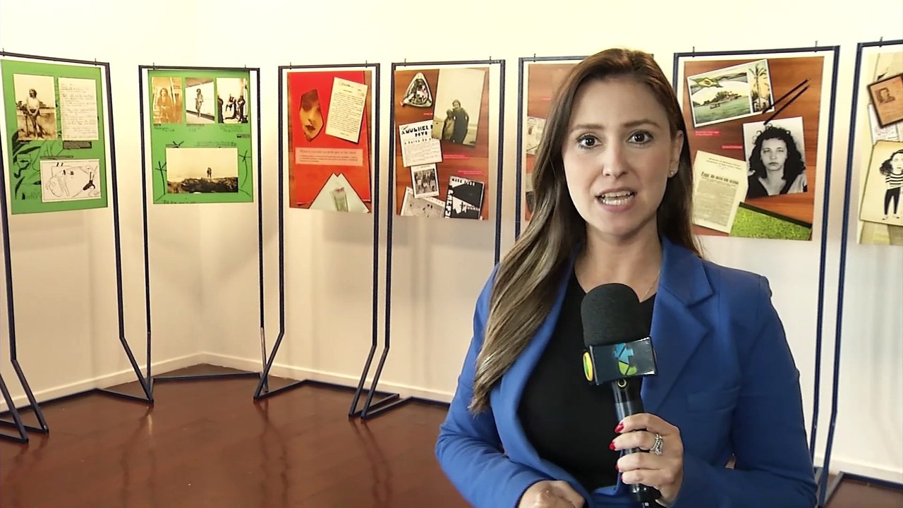 A exposição Viva Pagu, de Lúcia Teixeira, continua no teatro municipal durante o Festival Santista de Teatro