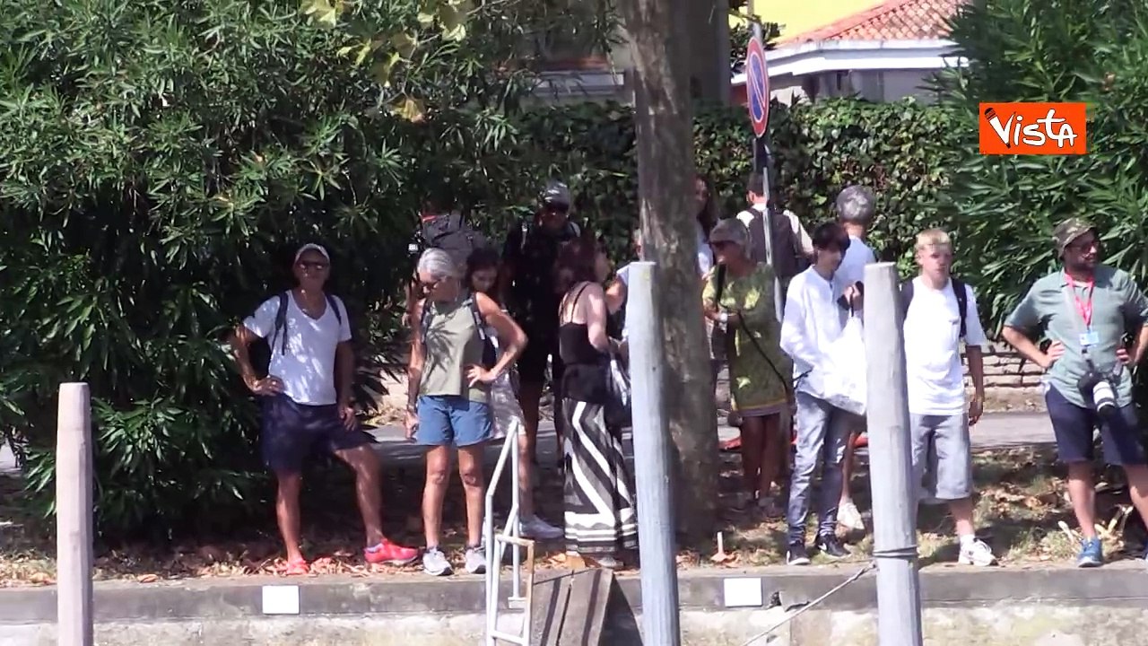 Venezia 81, decine di fan in attesa di vedere Tim Burton. Qualcuno si ? portato anche la scala