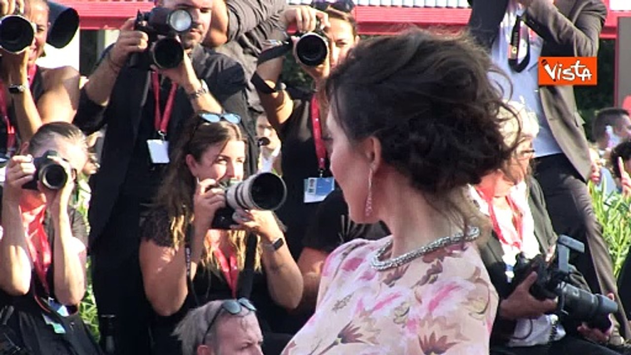 Venezia 81, Chiara Francini sfila sul red carpet con un romantico abito floreale