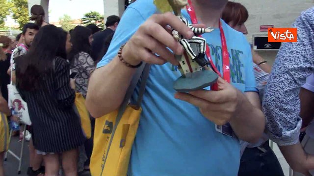 Grande emozione, lo seguiamo da sempre . Ecco le voci dei fan in attesa di Tim Burton a Venezia 81