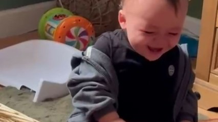 Simple pop-up toy brings endless laughter to little boy's playtime