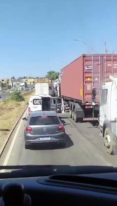 Presos escapam de viatura da Polícia Penal e fogem pela rodovia
