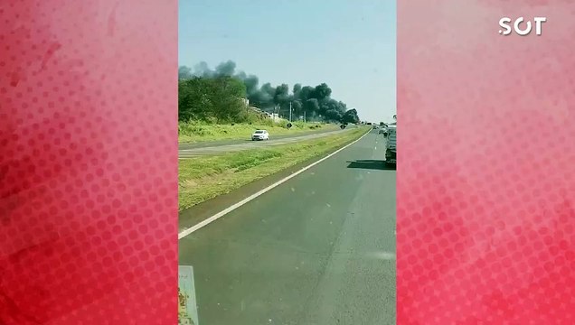 Incêndio consome ônibus na BR-277 e mobiliza equipes do Corpo de Bombeiros