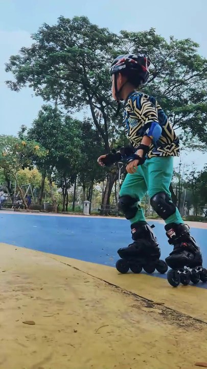 Berlatih Sepatu Roda Di Taman Menteng Menggunakan Ramp