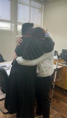 Vídeo mostra momento em que acusado de planejar crime no "caso das esmeraldas" recebe notícia de que foi absolvido: "Ufa!"