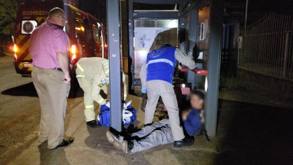 "Quintou": Homem embriagado, com bicicleta, bate contra ponto de ônibus e fica ferido