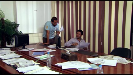 جايب قلم تجسس علشان يصورو وهو بيتكلم عليا المنافس بتاعه ... #الاخوه_الاعداء