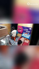 dede In Hau menghibur