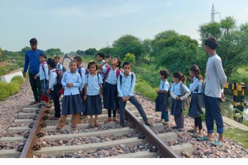 स्कूली बच्चे रेल पटरियां कर रहे पार, कभी भी हो सकता है हादसा