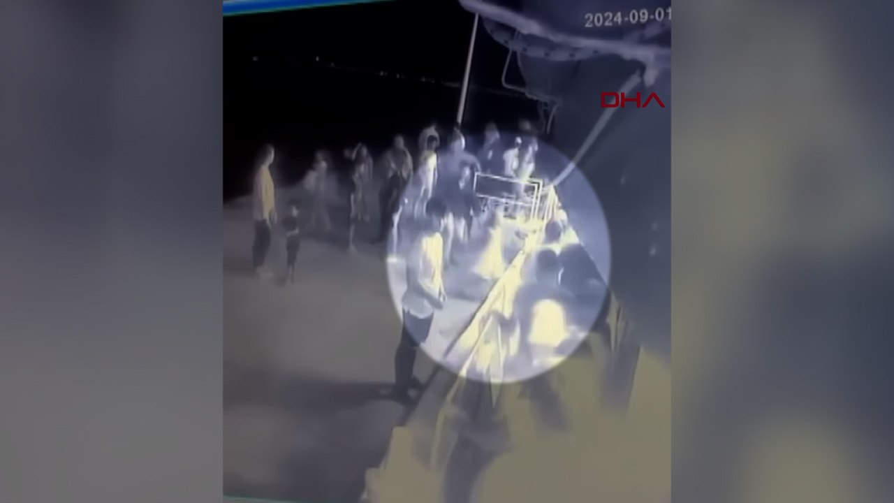 İskele ile gemi arasındaki boşluktan denize düşen çocuğu babası ve çevredekiler kurtardı