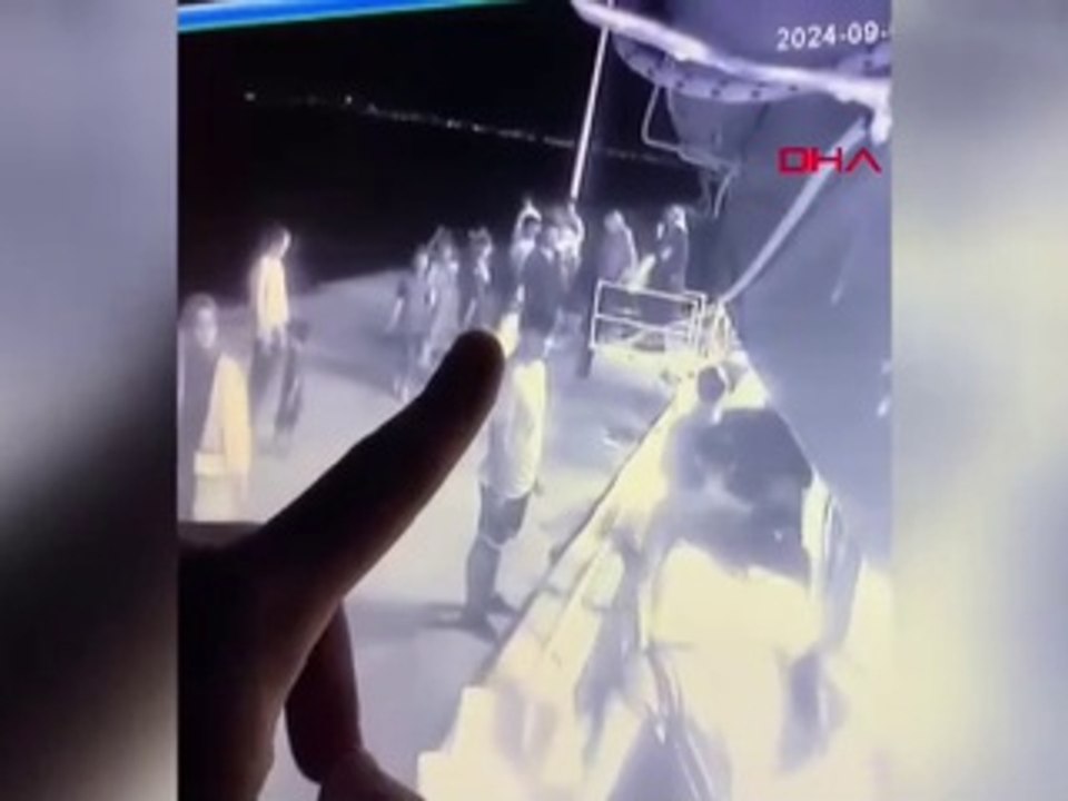 İskele ile gemi arasındaki boşluktan denize düştü