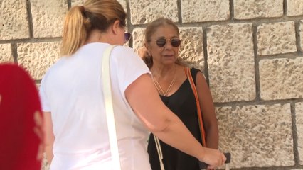 Lolita Flores, hundida, regresa a Madrid tras arropar a Cari Lapique en la despedida de su hija