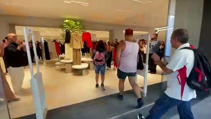 Los primeros clientes del macro Zara de Valladolid entran entre aplausos de los empleados