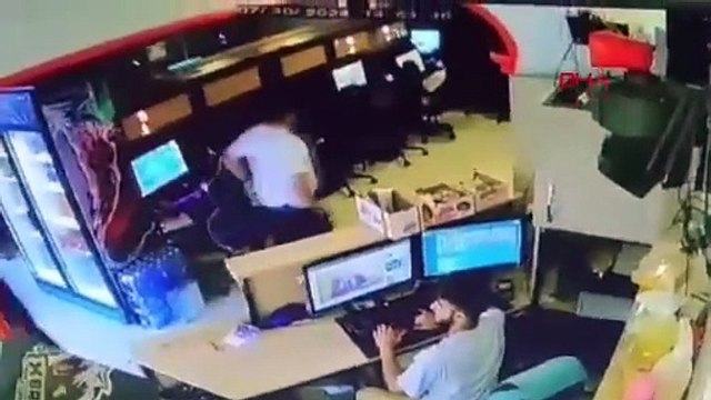 BURSA Asker kaçağı, internet kafede asker oyunu oynarken yakalandı