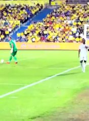 Vinicius la vuleve a liar: gesto prepotente a la grada de Las Palmas