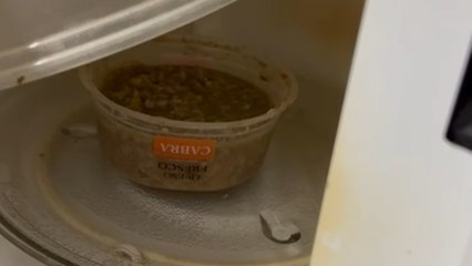Un tupperware con quedo podrido en el microondas del piso alquilado en Cabo de Palos para una despedida de soltera.