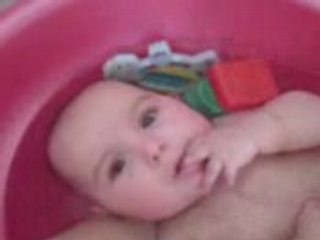 Zoé chante dans son bain