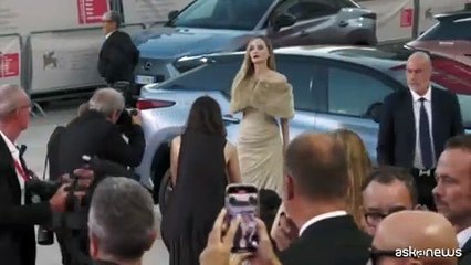 Venezia 81, una splendida Angelina Jolie sul red carpet con Favino