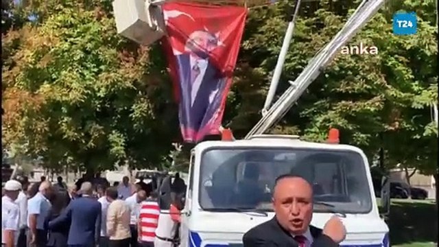 Gaziantep’te Zafer Bayramı tören alanındaki Haniye posterinin yerine Atatürk posteri ve Türk bayrağı asıldı