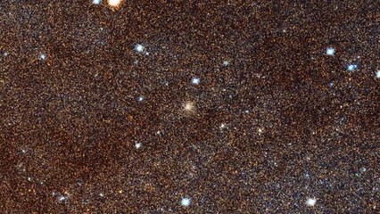 Hubble observa una galaxia satélite extrañamente organizada