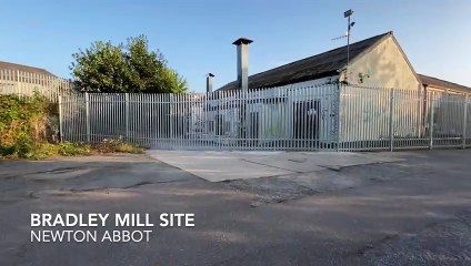 Palisade fencing erected around derelict Newton Abbot site