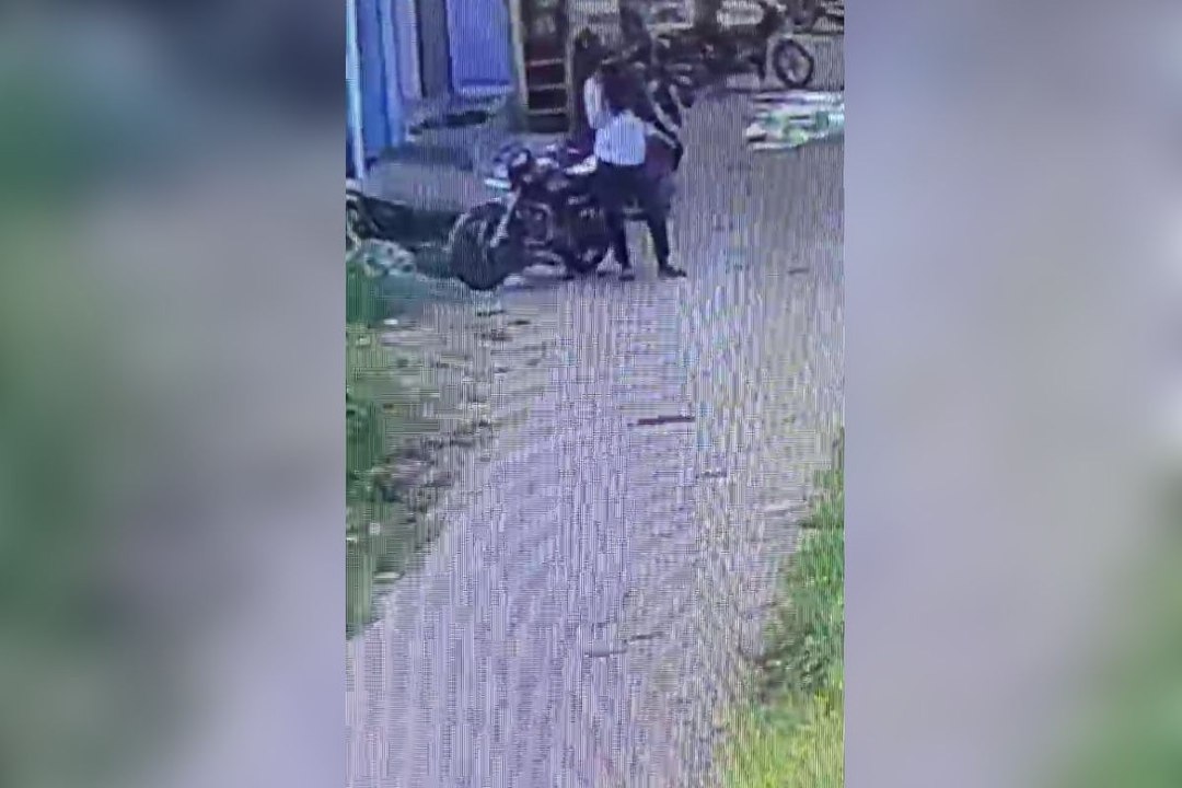 थम नहीं रही चोरी की घटनाएं; बाइक लेकर चोर हुआ फुर्र, घटना CCTV में कैद