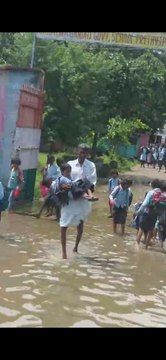 VIDEO: स्कूल के सामने भरा गंदा पानी, बच्चों को गोद में उठाकर ले जा रहे परिजन