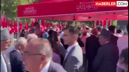 30 Ağustos kutlamalarında pankart krizi! CHP'liler hemen müdahale edip indirdi