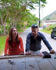 Se cansó de empujar el camión viejo de su novio y se fue con otro.