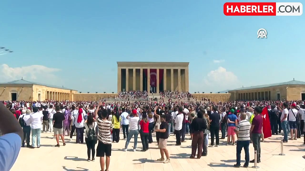 Türk Yıldızları, 30 Ağustos Zafer Bayramı kapsamında Anıtkabir semalarında saygı uçuşu yaptı