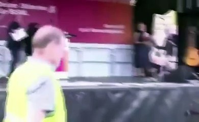 Attaque avec un liquide rouge collant sur une personnalité allemande (Sahra Wagenknecht).pendant son discours