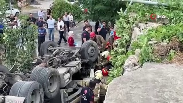 Korkunç görüntü kamerada! Kamyonet site bahçesine uçtu