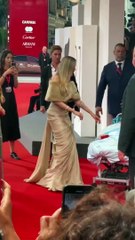 Angelina Jolie rencontre un écrivain italien sur le tapis rouge de Venise