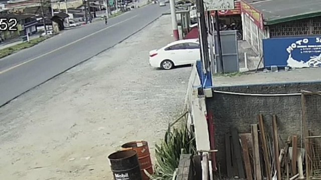 Câmera flagra momento em que mulher é atropelada por moto em Araquari