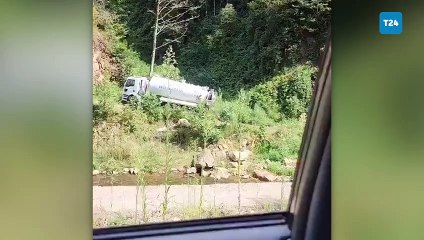 AKP'li Güce Belediyesine ait araç, Gelevera Deresi'ne foseptik atık dökerken görüntülendi