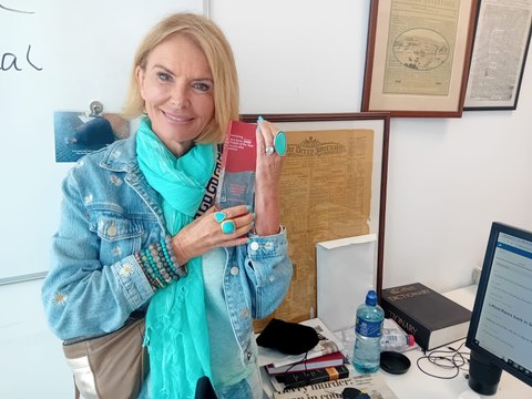 Surprise visitor Roma Downey ‘delighted’ to pick up Derry Journal People of the Year Award on flying visit