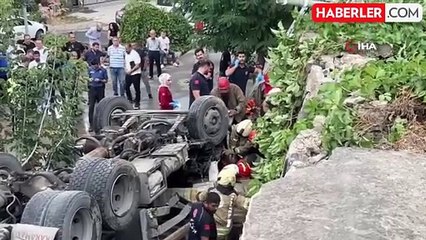 İstanbul Başakşehir'de Kamyonet Reklam Panolarına Çarptıktan Sonra Bahçeye Düştü